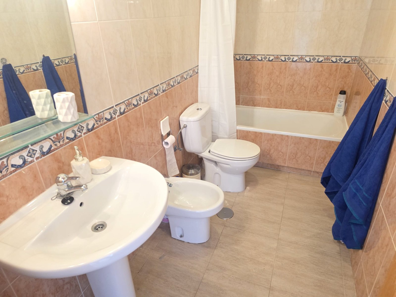 In der beliebten Gegend von El Galán in Orihuela Costa, unweit von Villamartín an der begehrten Costa Blanca Süd, bietet dieses charmante Penthouse-A