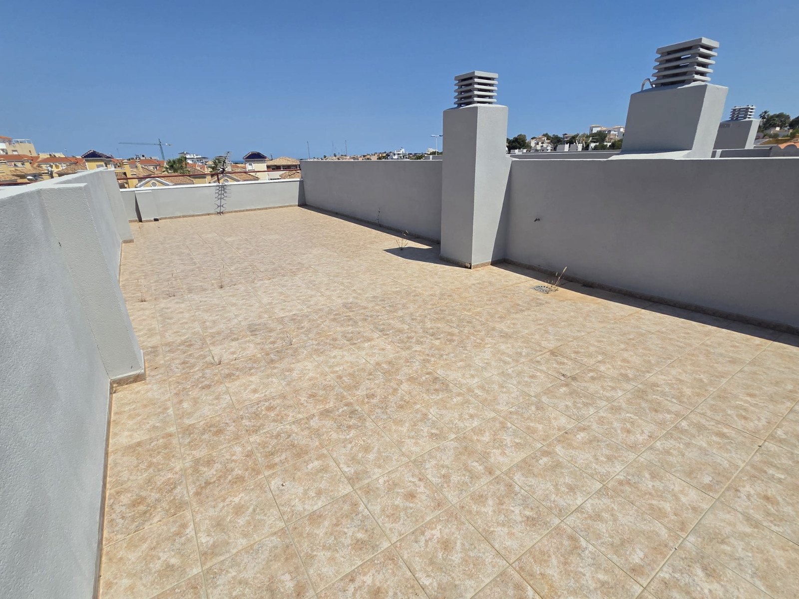 In der beliebten Gegend von El Galán in Orihuela Costa, unweit von Villamartín an der begehrten Costa Blanca Süd, bietet dieses charmante Penthouse-A