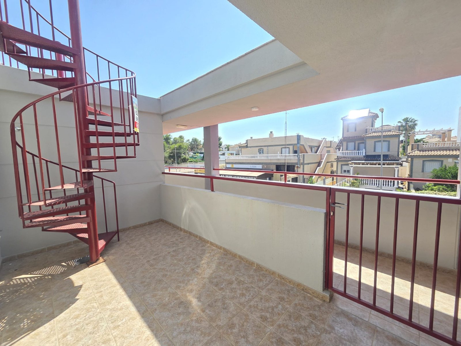 In der beliebten Gegend von El Galán in Orihuela Costa, unweit von Villamartín an der begehrten Costa Blanca Süd, bietet dieses charmante Penthouse-A