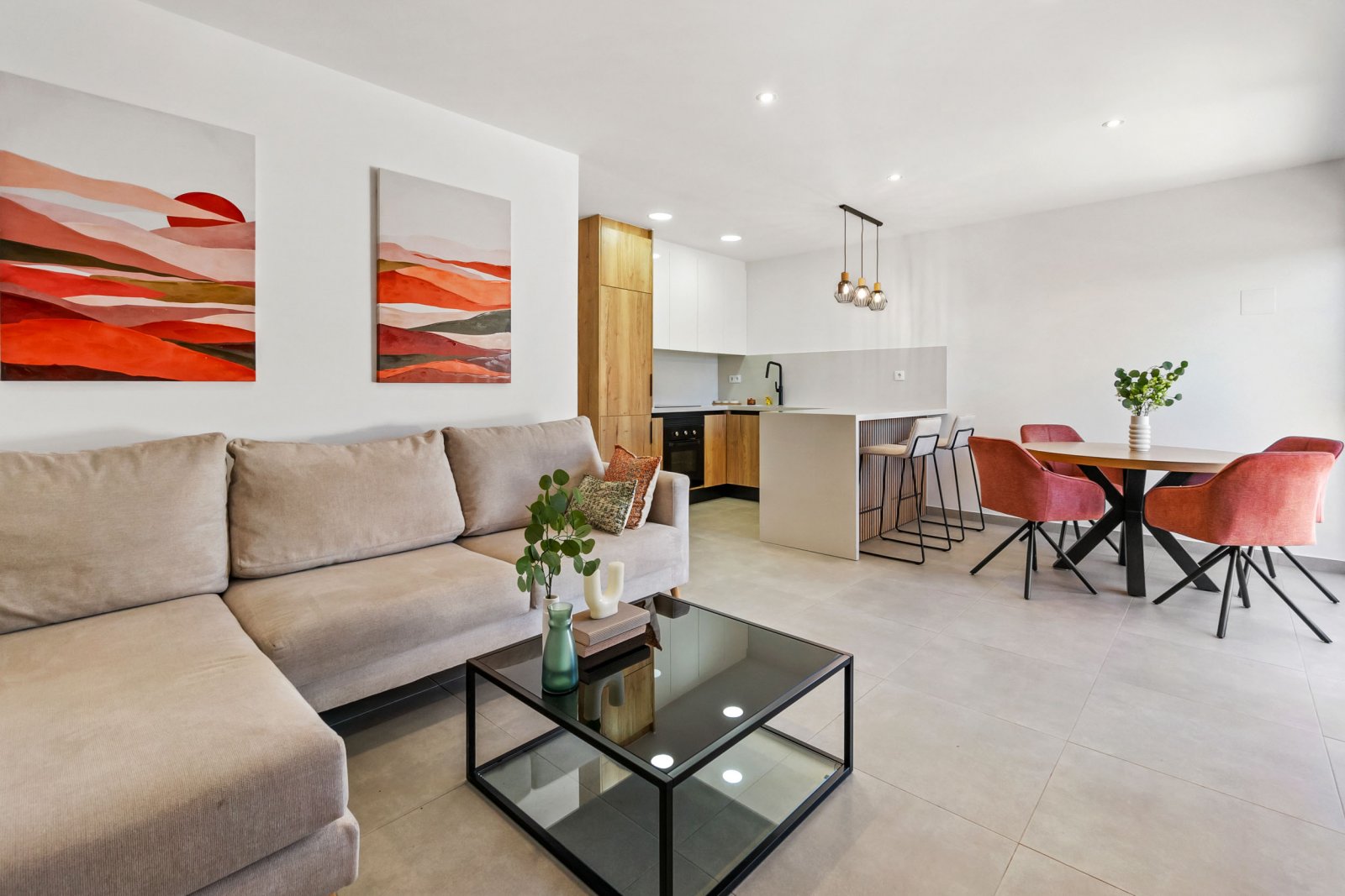 In der charmanten Stadt Santiago de la Ribera gelegen, bietet dieses exklusive Wohngebiet eine Vielzahl von Wohnmöglichkeiten, darunter Apartments, E