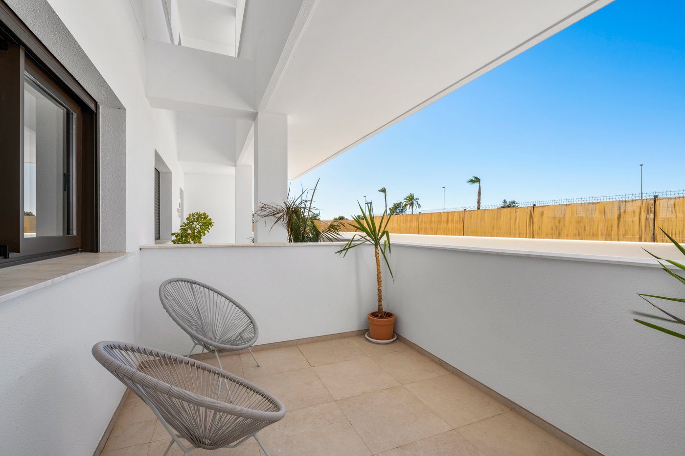 Im charmanten Ort Los Alcázares gelegen, bietet diese exklusive Wohnanlage eine Auswahl von 16 Immobilien, darunter Apartments, Erdgeschosse und Pent