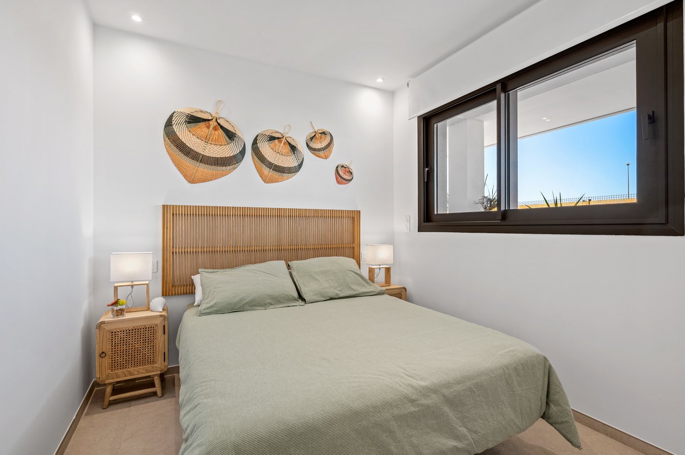Im charmanten Ort Los Alcázares gelegen, bietet diese exklusive Wohnanlage eine Auswahl von 16 Immobilien, darunter Apartments, Erdgeschosse und Pent