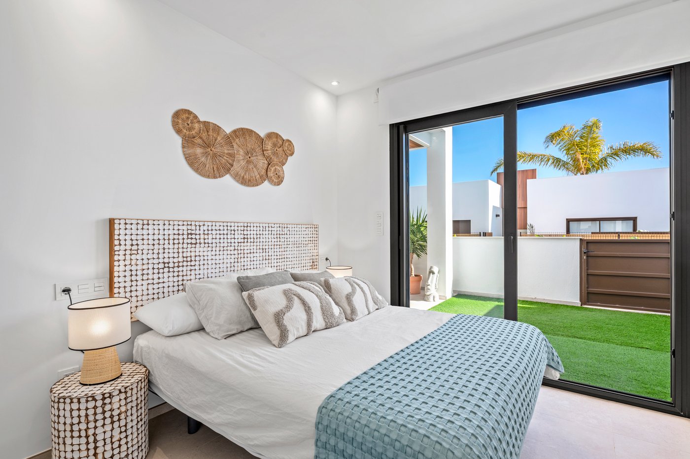 Im charmanten Ort Los Alcázares gelegen, bietet diese exklusive Wohnanlage eine Auswahl von 16 Immobilien, darunter Apartments, Erdgeschosse und Pent