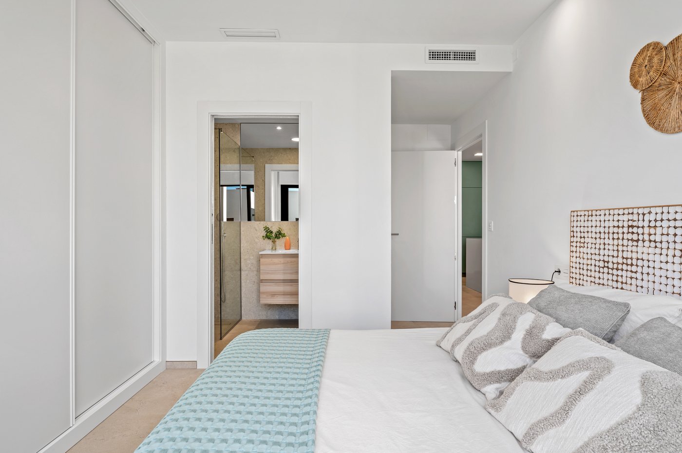 Im charmanten Ort Los Alcázares gelegen, bietet diese exklusive Wohnanlage eine Auswahl von 16 Immobilien, darunter Apartments, Erdgeschosse und Pent
