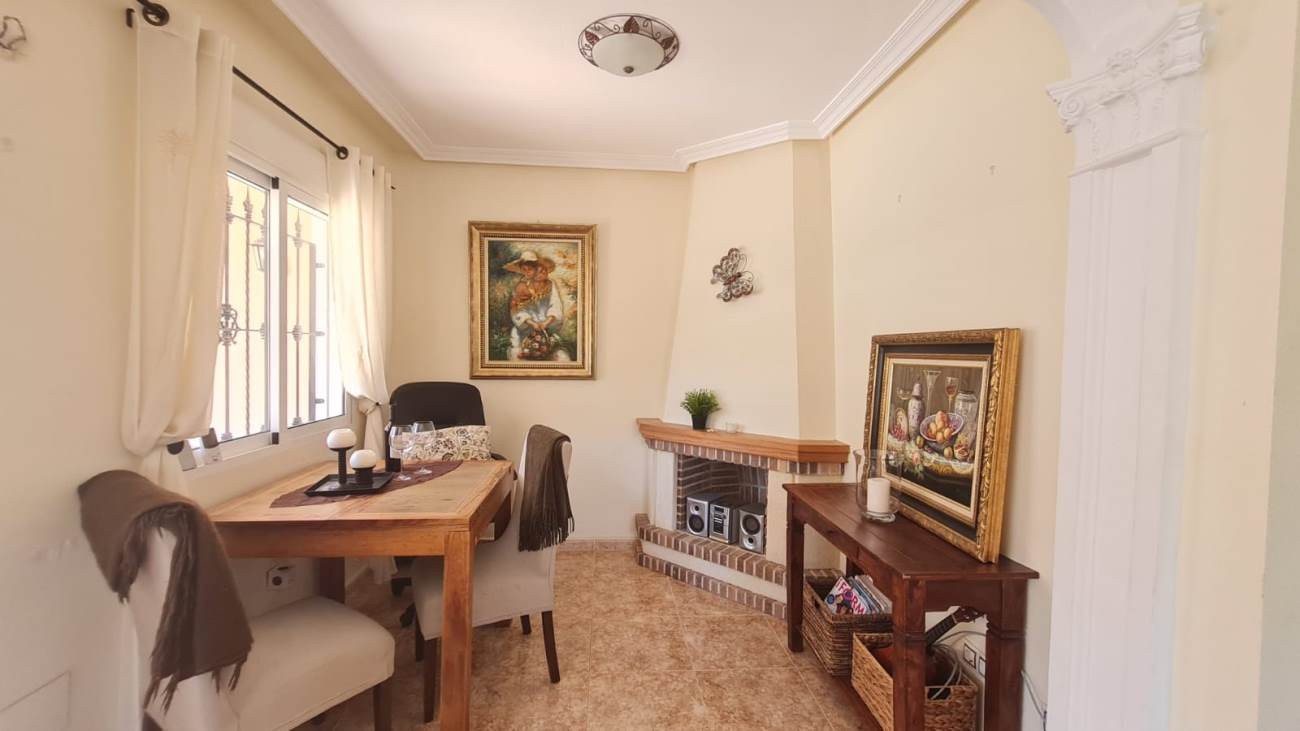 In der beliebten Wohnanlage Vista Azul in Villamartin, Orihuela Costa, bietet diese gepflegte Eck-Maisonette-Wohnung ein perfektes Gleichgewicht zwis