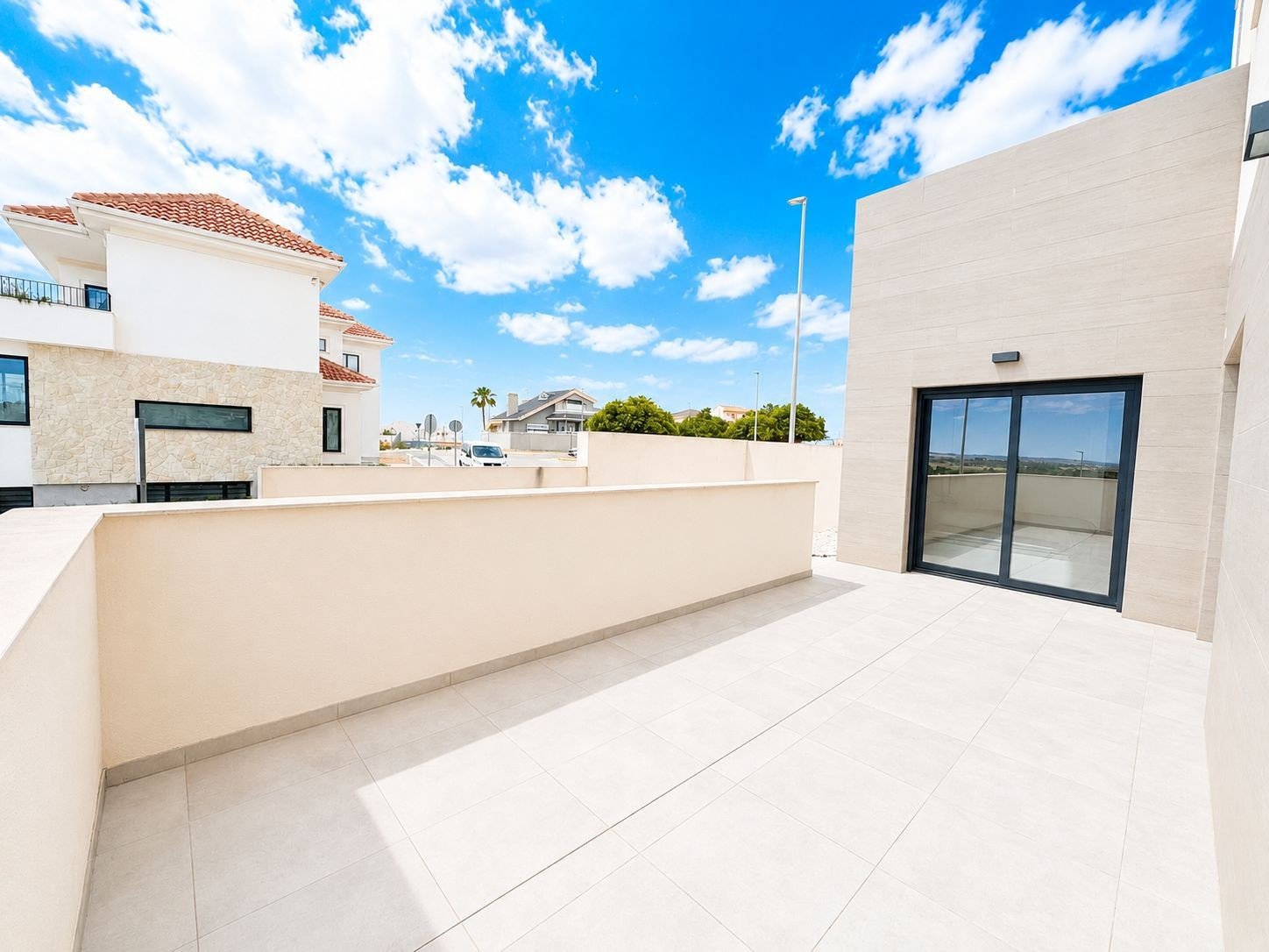 Today we are delighted to present this exceptional 4-bedroom, 4-bathroom detached villa located in the highly sought-after area of Benijófar. Set on