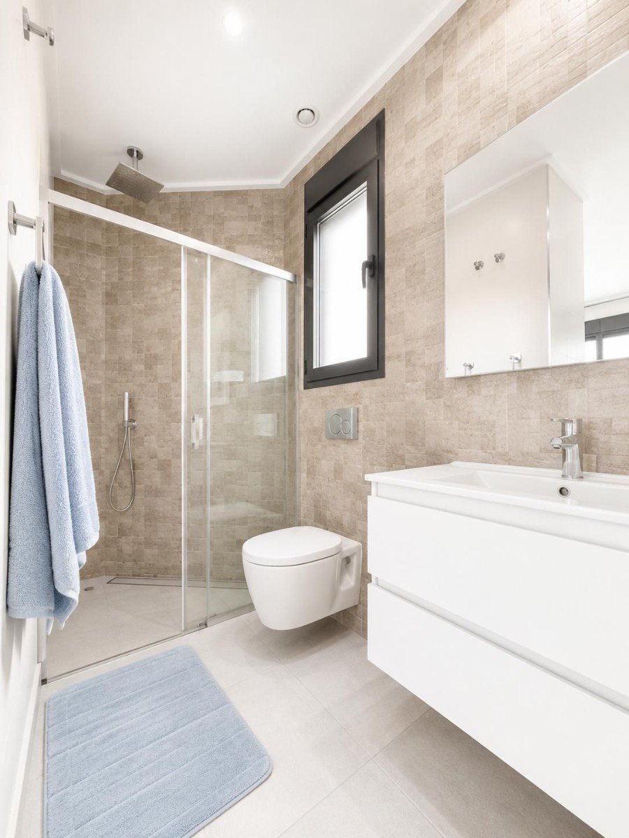 Today we are delighted to present this exceptional 4-bedroom, 4-bathroom detached villa located in the highly sought-after area of Benijófar. Set on