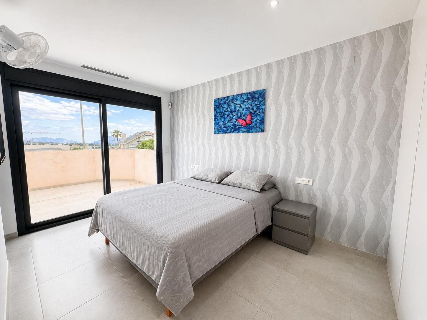 Today we are delighted to present this exceptional 4-bedroom, 4-bathroom detached villa located in the highly sought-after area of Benijófar. Set on