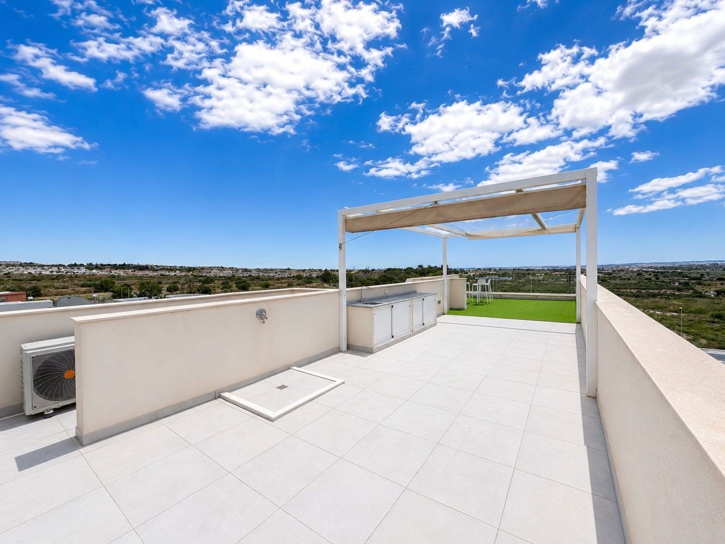 Today we are delighted to present this exceptional 4-bedroom, 4-bathroom detached villa located in the highly sought-after area of Benijófar. Set on