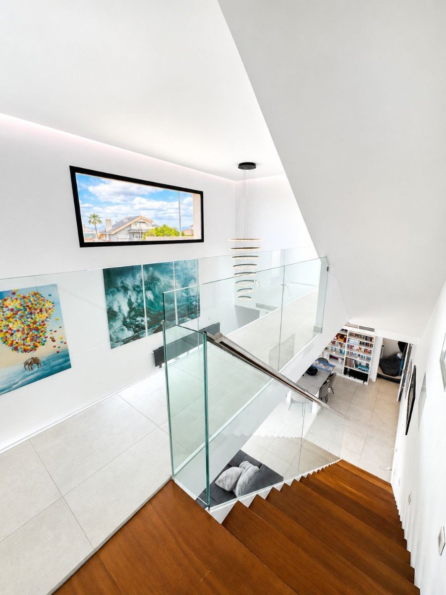 Today we are delighted to present this exceptional 4-bedroom, 4-bathroom detached villa located in the highly sought-after area of Benijófar. Set on
