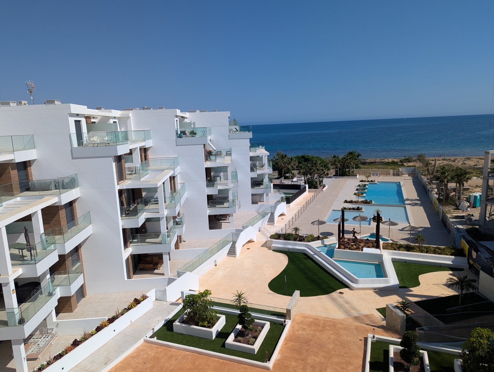 In der charmanten Stadt Dénia gelegen, bietet dieses exklusive Wohnresort eine privilegierte Umgebung in erster Meereslinie. Mit insgesamt 38 Immobil