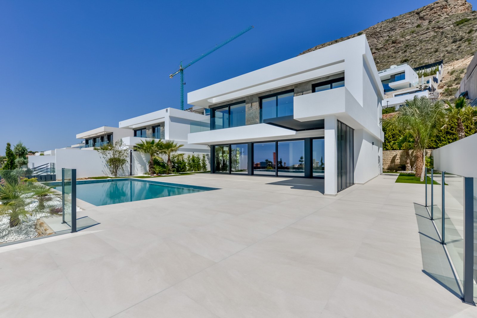 In der prestigeträchtigen Gegend von Golf Bahía gelegen, bieten diese exklusiven Villen ein unvergleichliches Wohnerlebnis. Mit nur drei verfügbaren