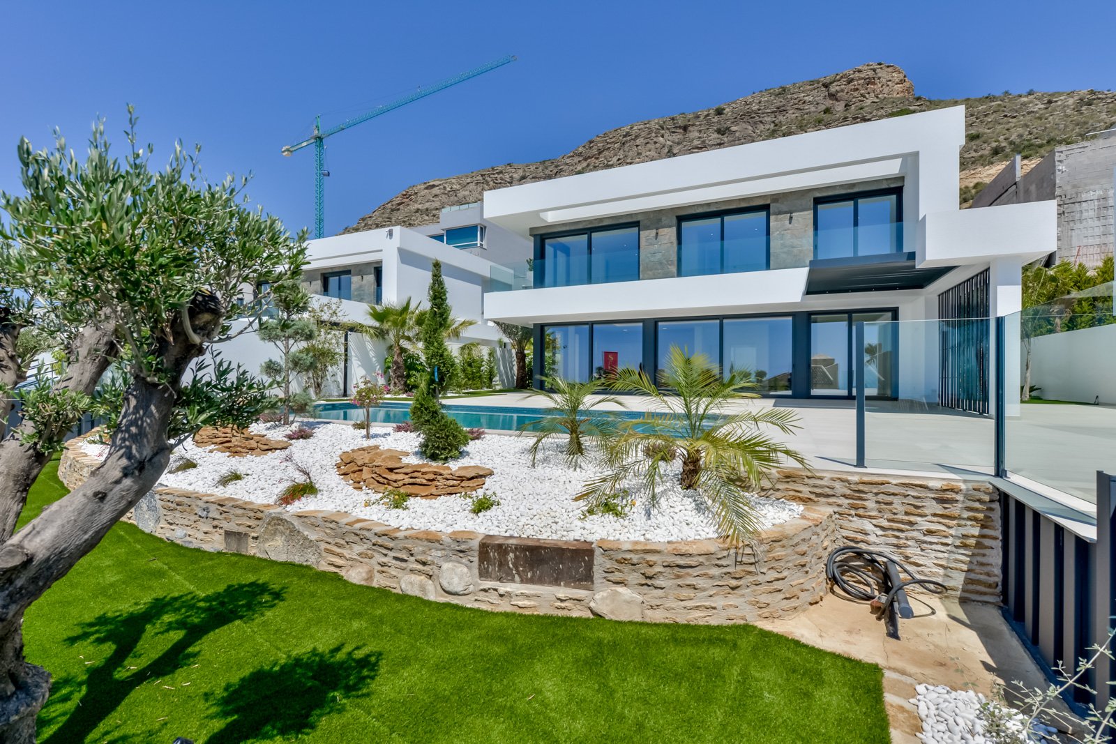 In der prestigeträchtigen Gegend von Golf Bahía gelegen, bieten diese exklusiven Villen ein unvergleichliches Wohnerlebnis. Mit nur drei verfügbaren