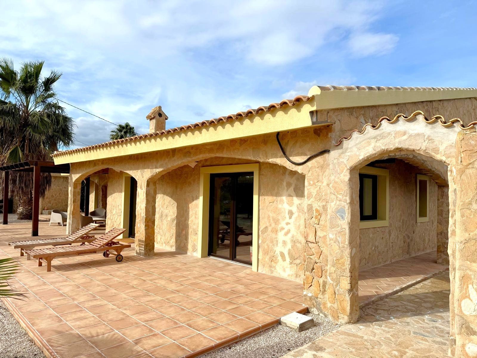 The property sits within a fenced-in land with a surface of 8.000 m2, predominantly flat with no views from neighbours;

 