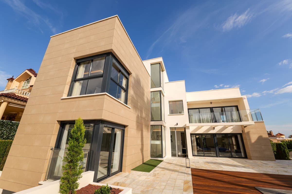  In der schönen Stadt Torrevieja gelegen, bietet diese Villa ein außergewöhnliches Wohnerlebnis nur 100 Meter vom Meer entfernt. Entworfen für diejeni