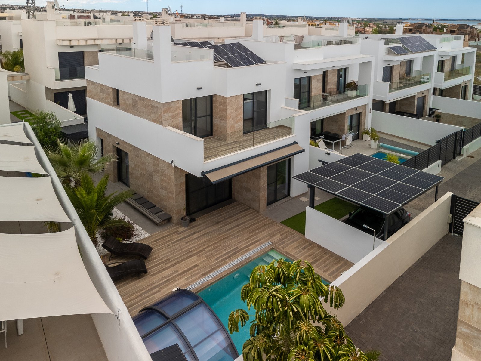 Wir präsentieren Ihnen diese exklusive freistehende Villa in La Herrada, Los Montesinos, eine der gefragtesten Wohngegenden der Costa Blanca aufgrund