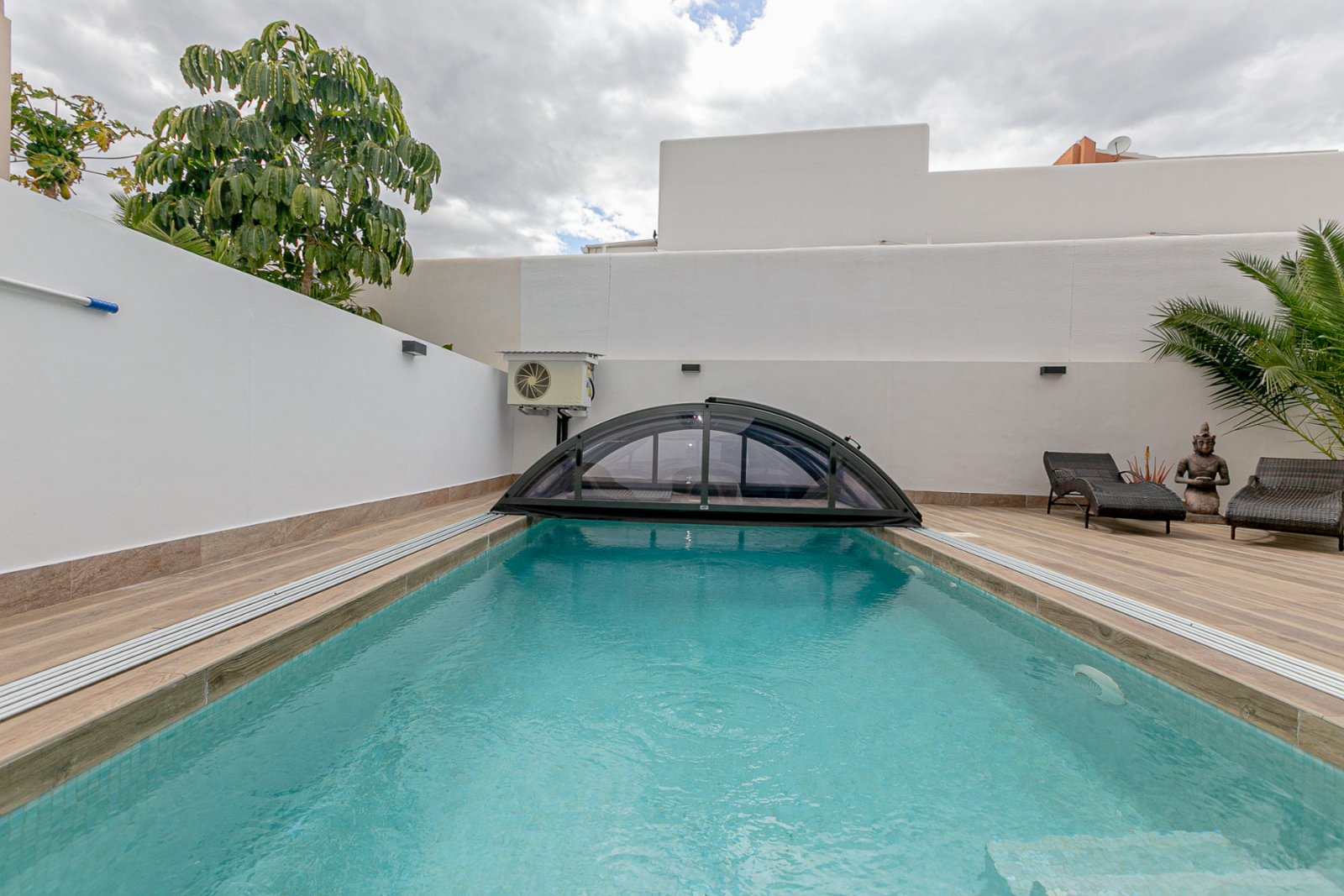 Wir präsentieren Ihnen diese exklusive freistehende Villa in La Herrada, Los Montesinos, eine der gefragtesten Wohngegenden der Costa Blanca aufgrund