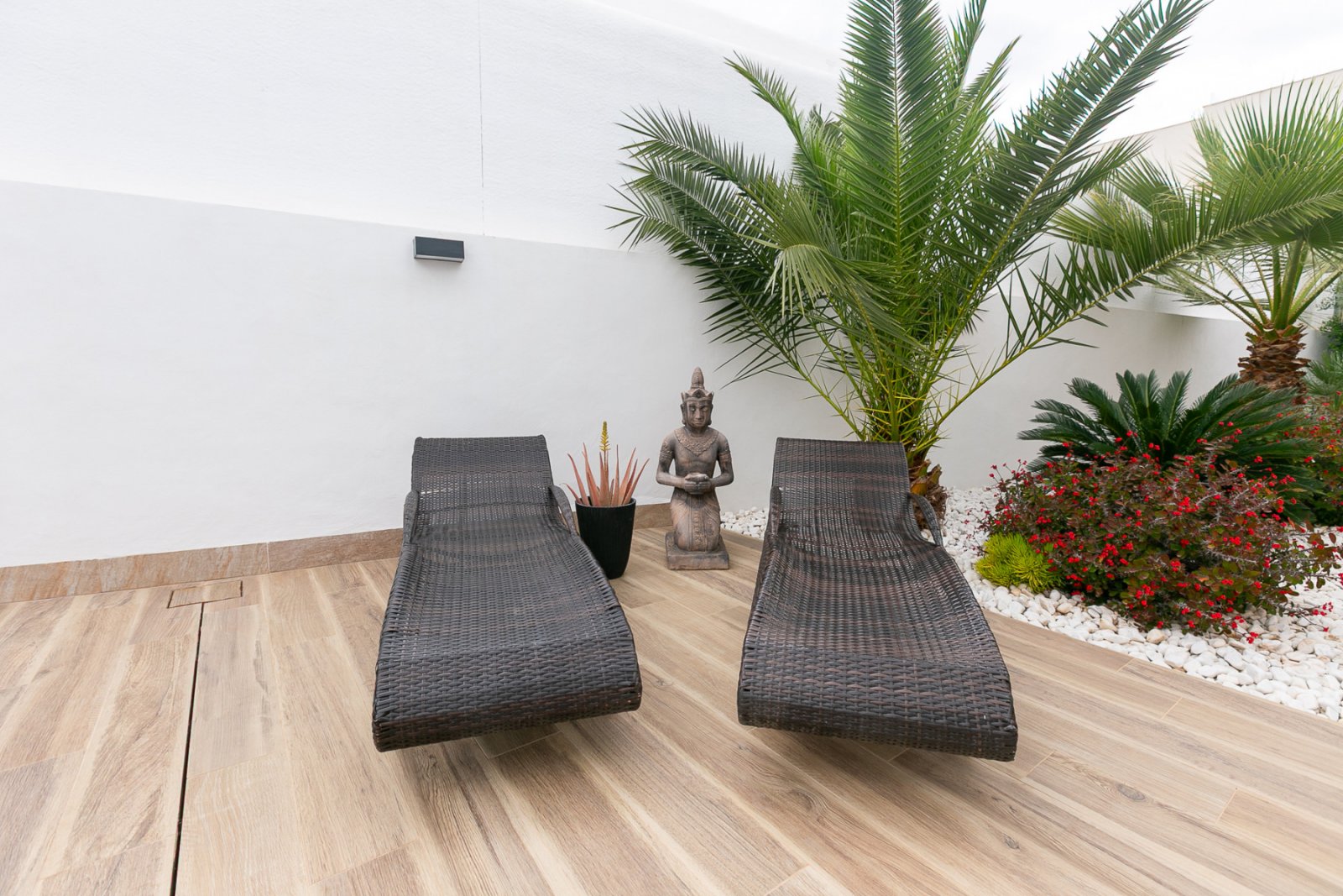 Wir präsentieren Ihnen diese exklusive freistehende Villa in La Herrada, Los Montesinos, eine der gefragtesten Wohngegenden der Costa Blanca aufgrund