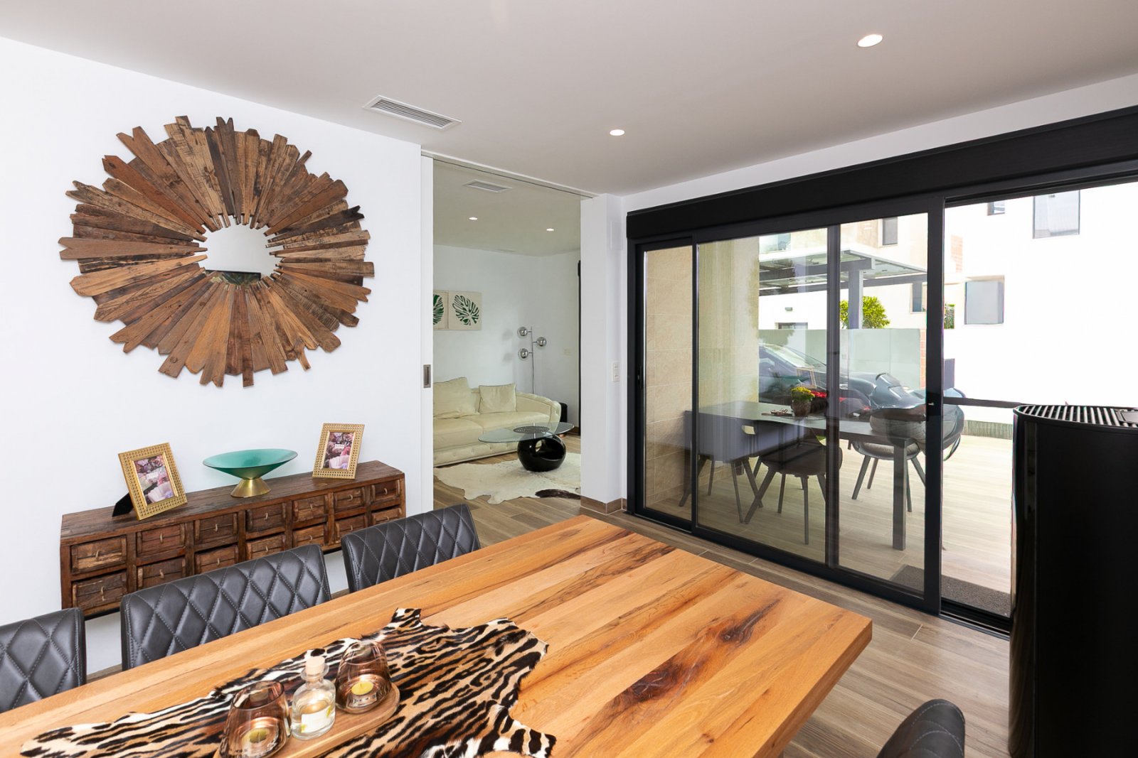 Wir präsentieren Ihnen diese exklusive freistehende Villa in La Herrada, Los Montesinos, eine der gefragtesten Wohngegenden der Costa Blanca aufgrund