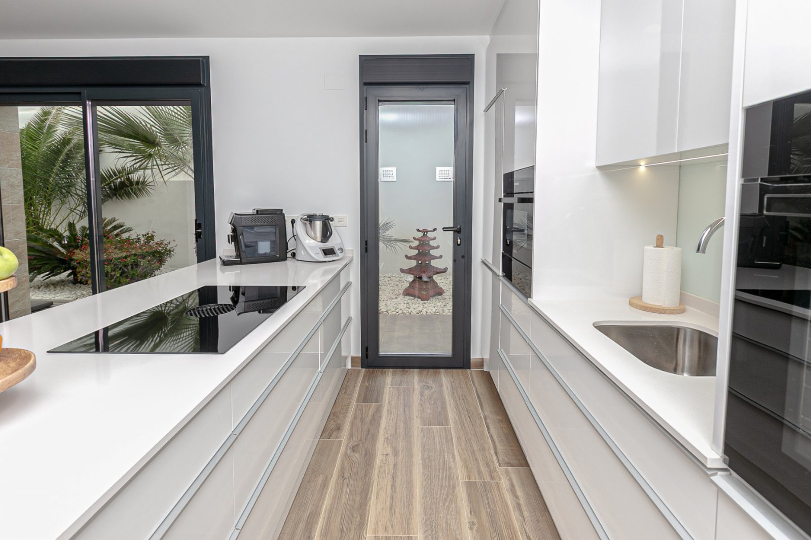 Wir präsentieren Ihnen diese exklusive freistehende Villa in La Herrada, Los Montesinos, eine der gefragtesten Wohngegenden der Costa Blanca aufgrund