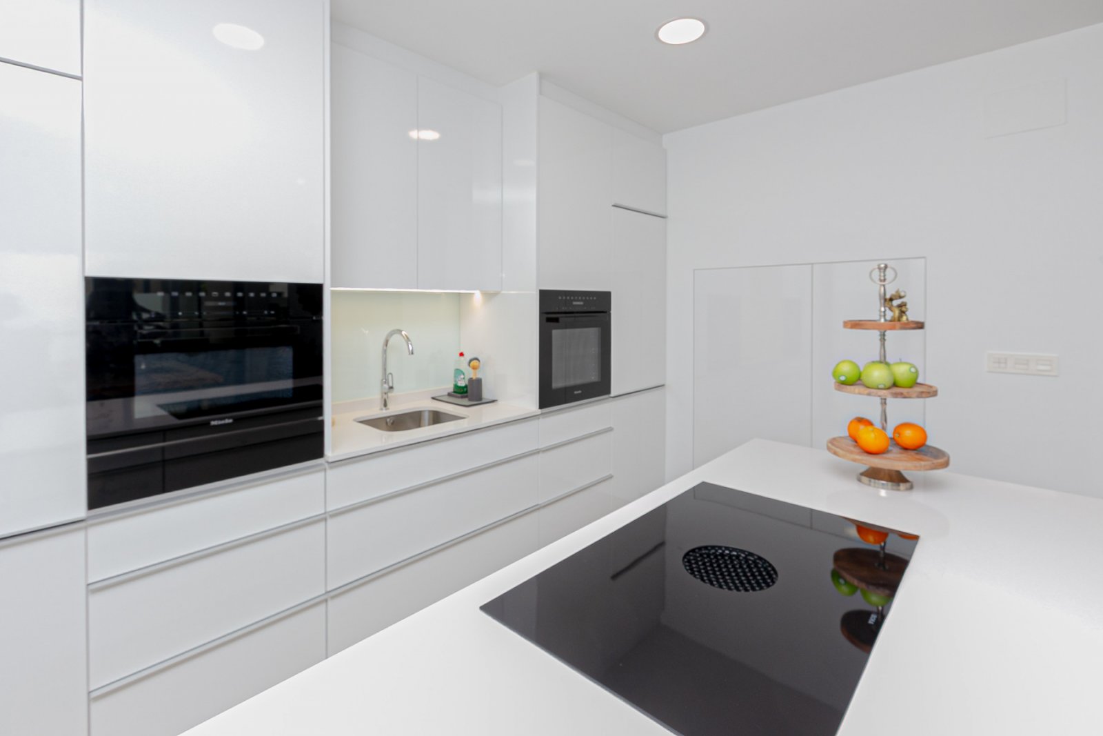 Wir präsentieren Ihnen diese exklusive freistehende Villa in La Herrada, Los Montesinos, eine der gefragtesten Wohngegenden der Costa Blanca aufgrund