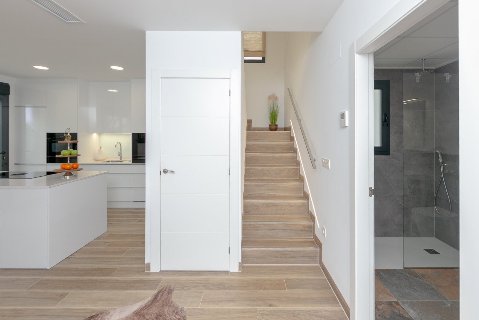Wir präsentieren Ihnen diese exklusive freistehende Villa in La Herrada, Los Montesinos, eine der gefragtesten Wohngegenden der Costa Blanca aufgrund