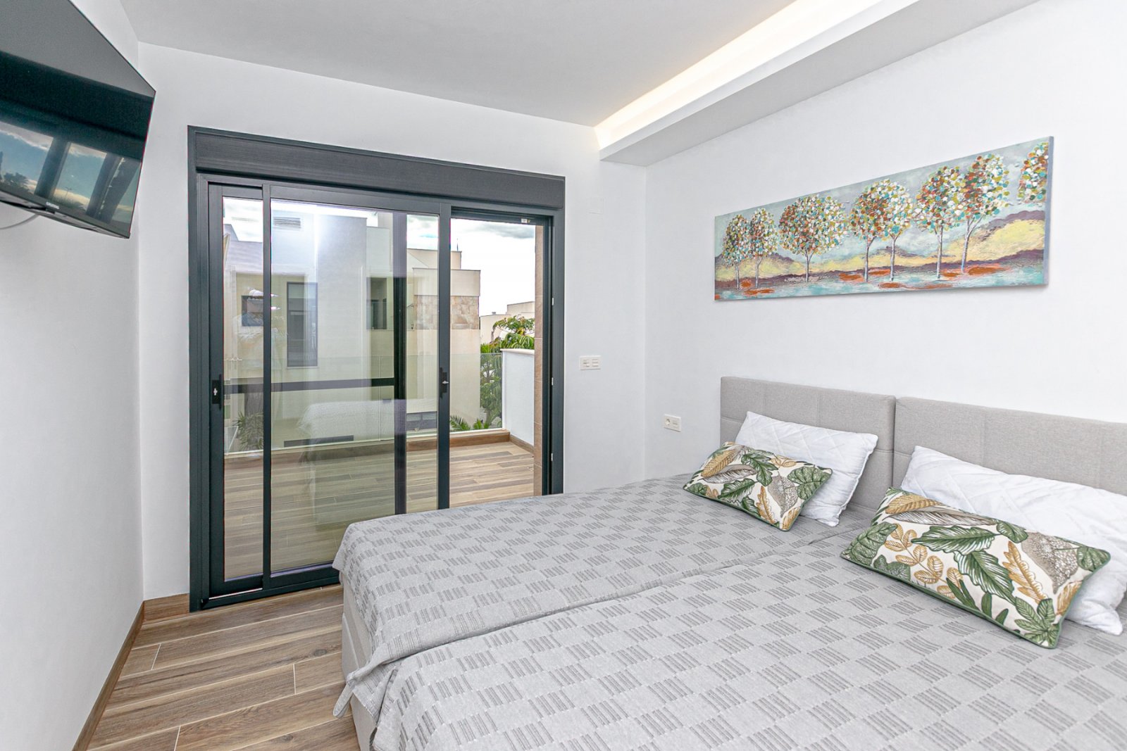 Wir präsentieren Ihnen diese exklusive freistehende Villa in La Herrada, Los Montesinos, eine der gefragtesten Wohngegenden der Costa Blanca aufgrund