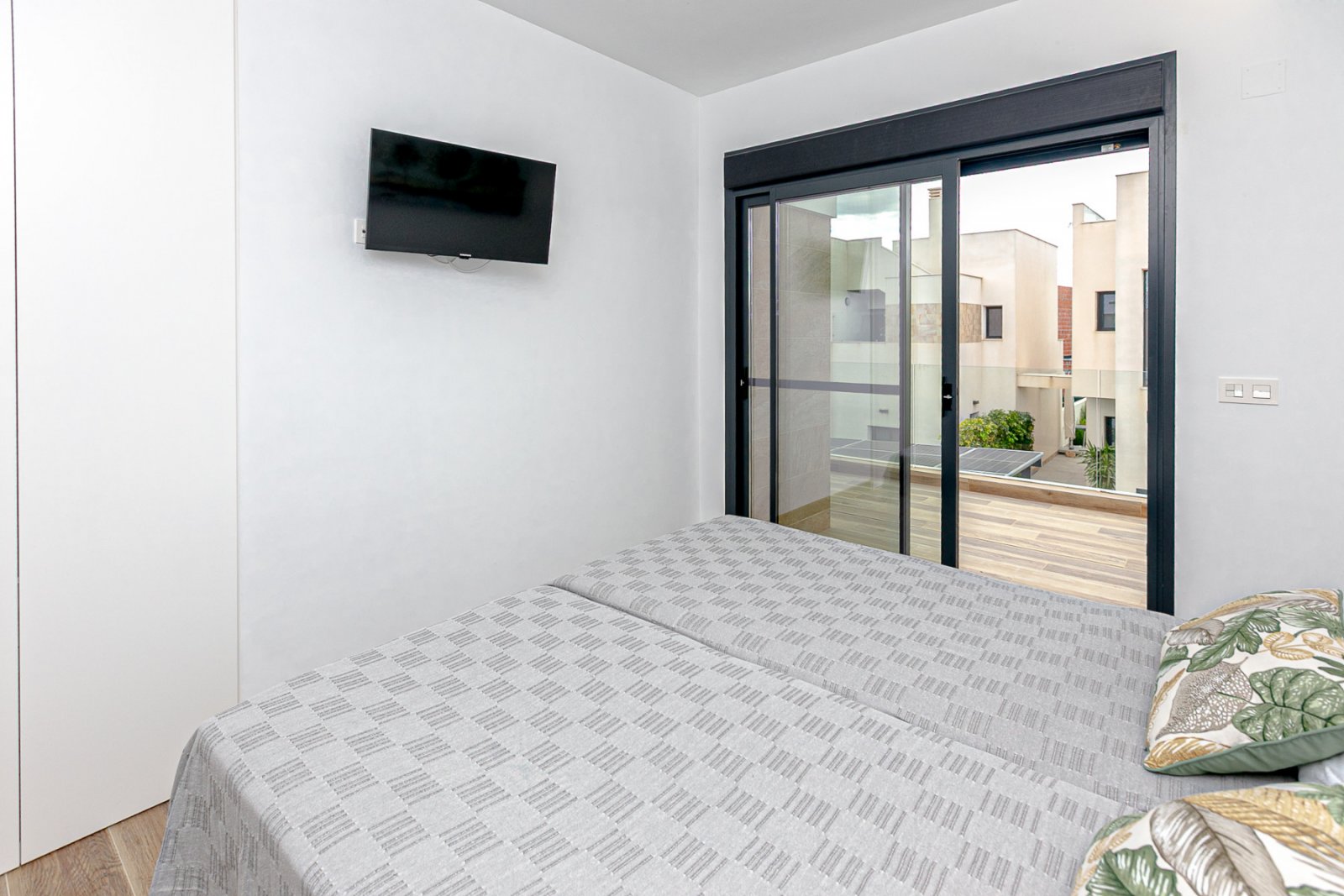 Wir präsentieren Ihnen diese exklusive freistehende Villa in La Herrada, Los Montesinos, eine der gefragtesten Wohngegenden der Costa Blanca aufgrund