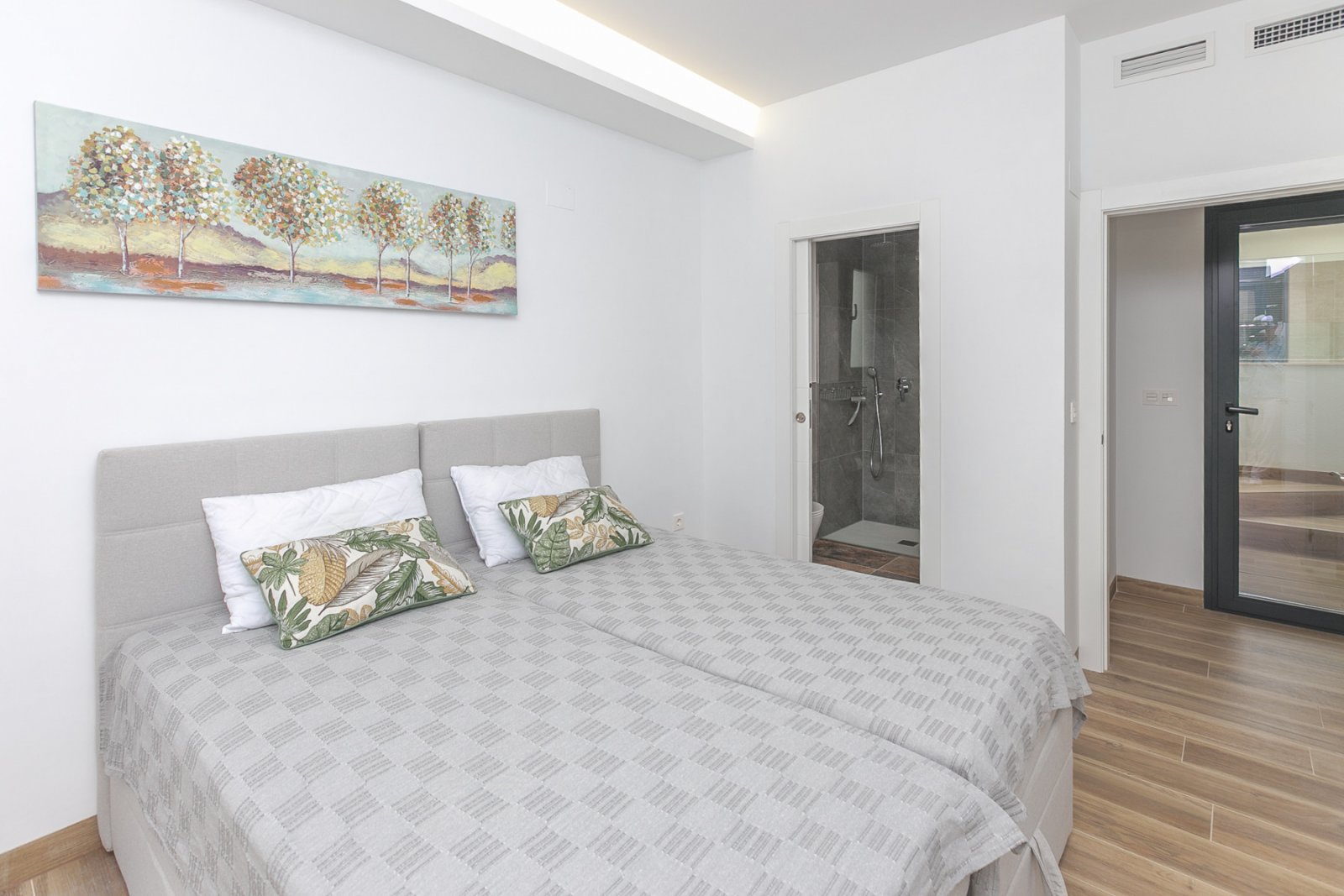 Wir präsentieren Ihnen diese exklusive freistehende Villa in La Herrada, Los Montesinos, eine der gefragtesten Wohngegenden der Costa Blanca aufgrund
