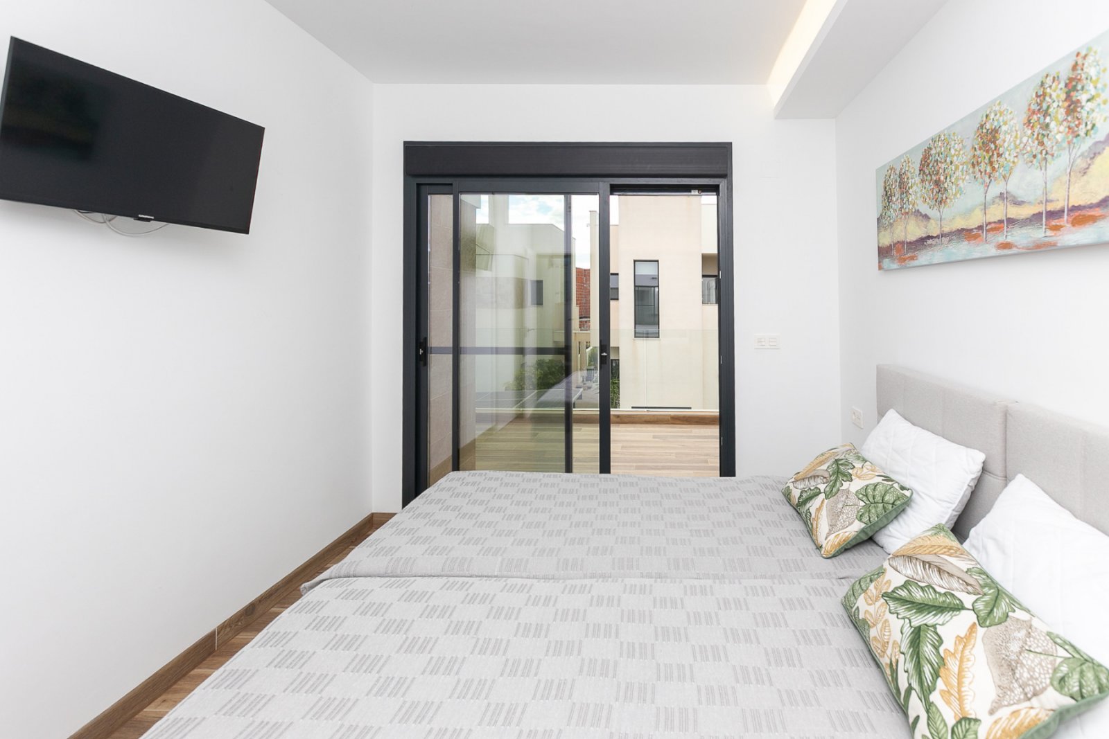 Wir präsentieren Ihnen diese exklusive freistehende Villa in La Herrada, Los Montesinos, eine der gefragtesten Wohngegenden der Costa Blanca aufgrund