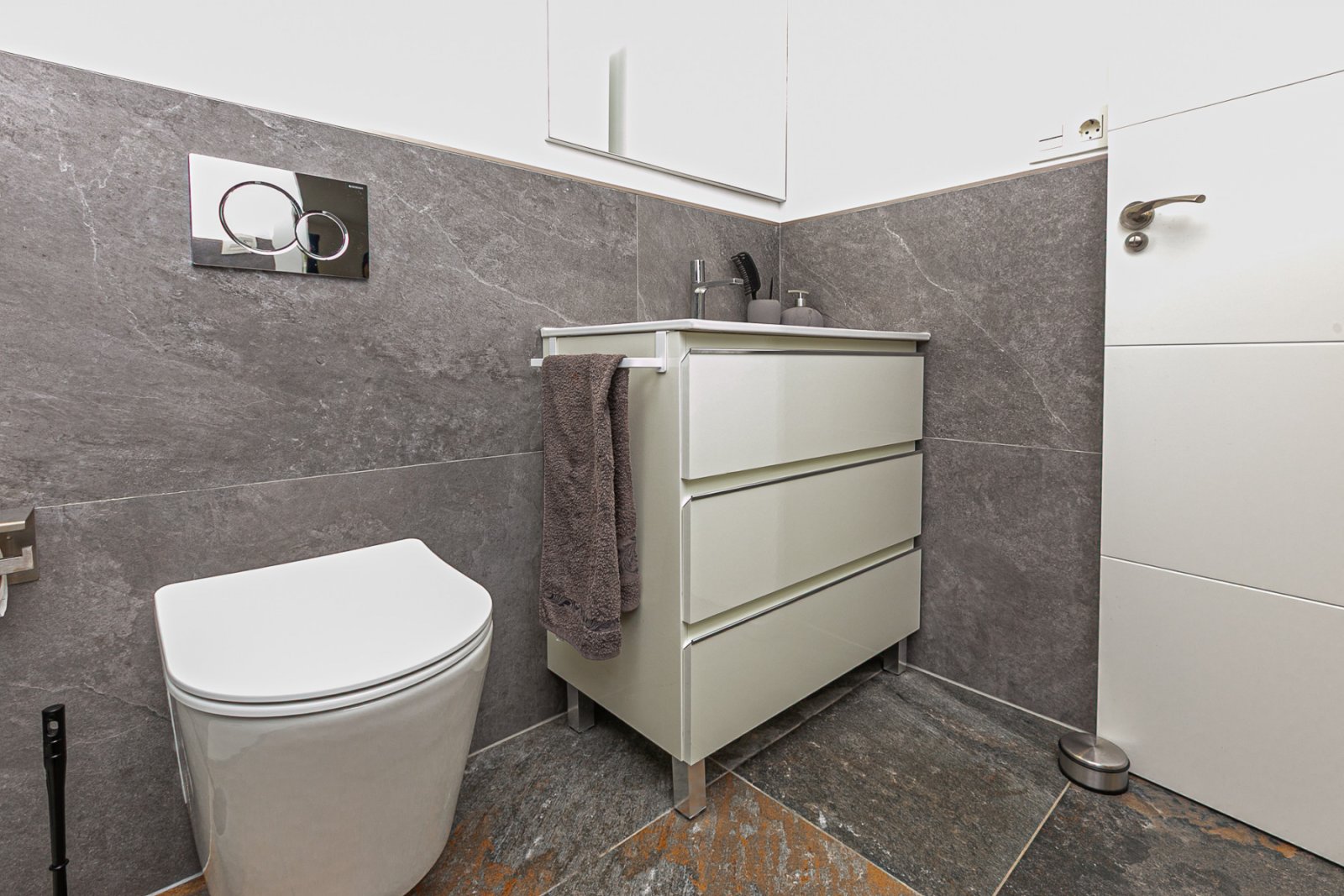 Wir präsentieren Ihnen diese exklusive freistehende Villa in La Herrada, Los Montesinos, eine der gefragtesten Wohngegenden der Costa Blanca aufgrund