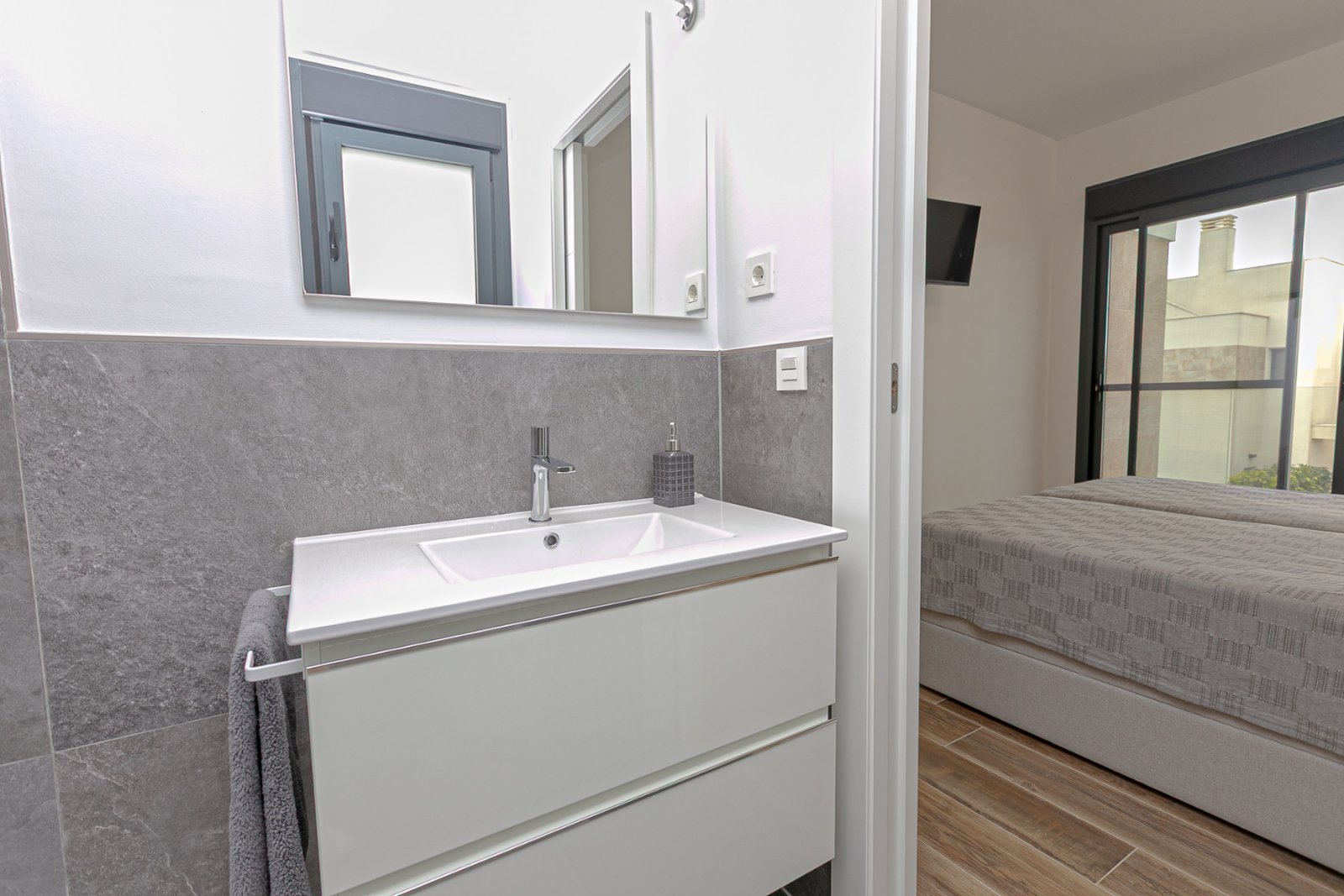 Wir präsentieren Ihnen diese exklusive freistehende Villa in La Herrada, Los Montesinos, eine der gefragtesten Wohngegenden der Costa Blanca aufgrund
