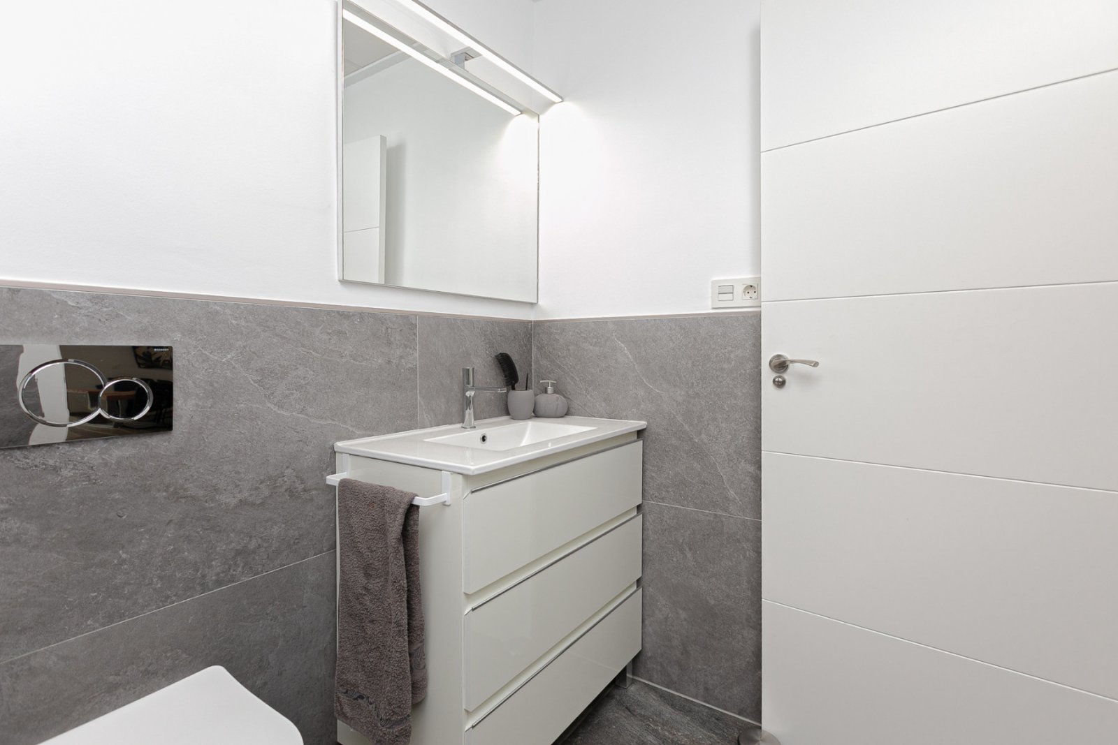 Wir präsentieren Ihnen diese exklusive freistehende Villa in La Herrada, Los Montesinos, eine der gefragtesten Wohngegenden der Costa Blanca aufgrund