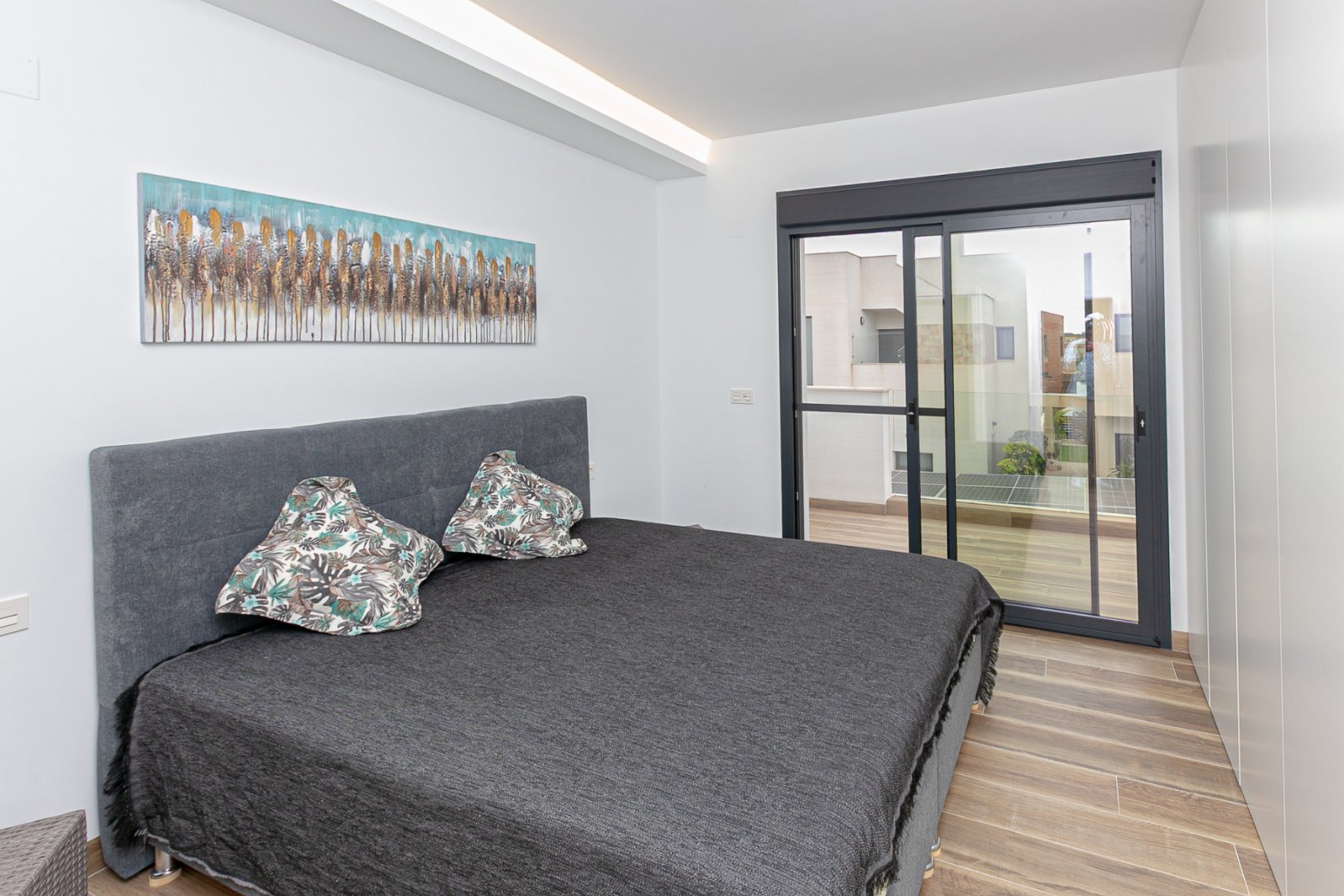 Wir präsentieren Ihnen diese exklusive freistehende Villa in La Herrada, Los Montesinos, eine der gefragtesten Wohngegenden der Costa Blanca aufgrund