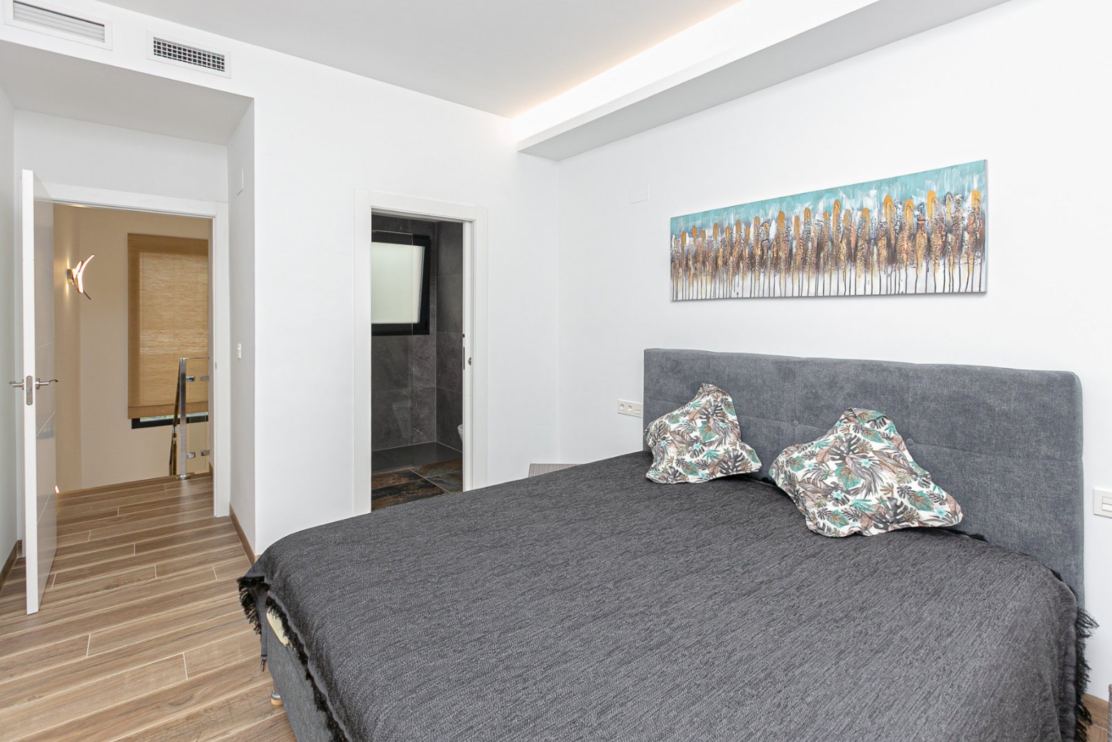 Wir präsentieren Ihnen diese exklusive freistehende Villa in La Herrada, Los Montesinos, eine der gefragtesten Wohngegenden der Costa Blanca aufgrund