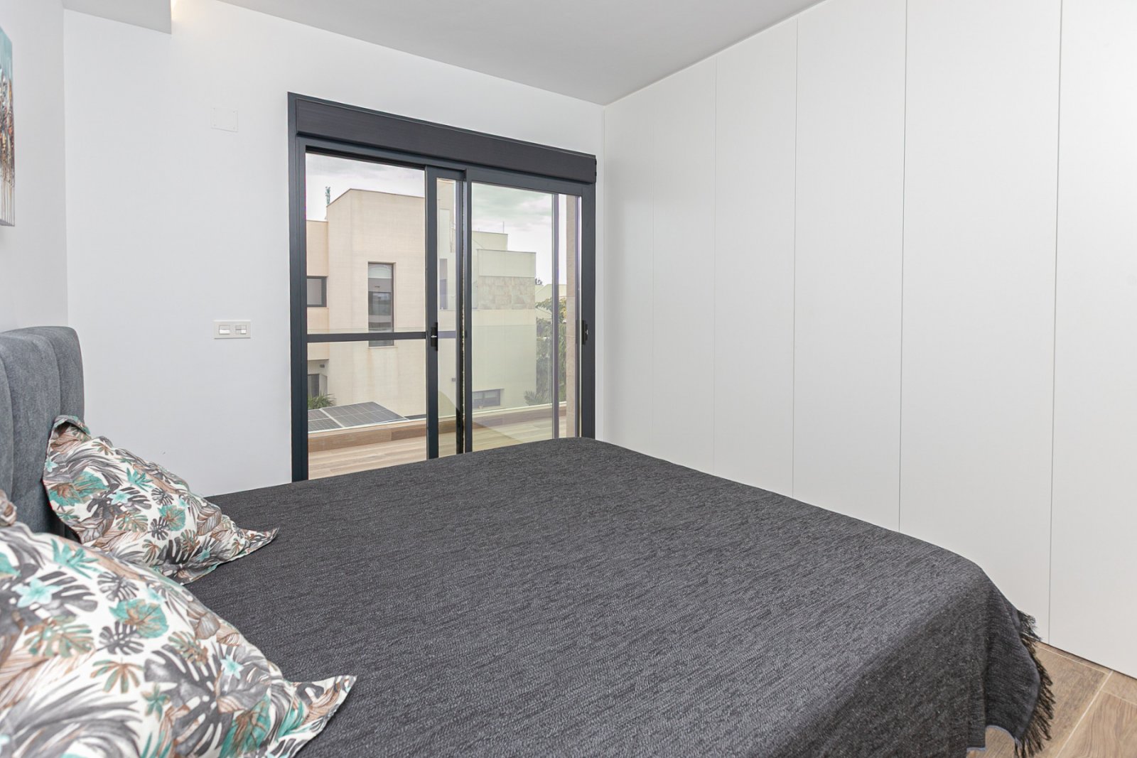 Wir präsentieren Ihnen diese exklusive freistehende Villa in La Herrada, Los Montesinos, eine der gefragtesten Wohngegenden der Costa Blanca aufgrund