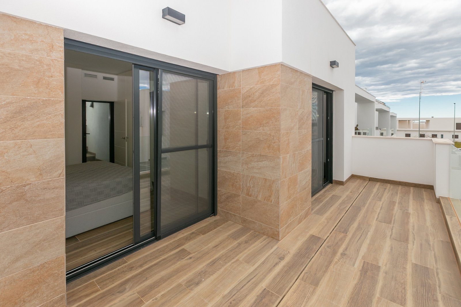 Wir präsentieren Ihnen diese exklusive freistehende Villa in La Herrada, Los Montesinos, eine der gefragtesten Wohngegenden der Costa Blanca aufgrund