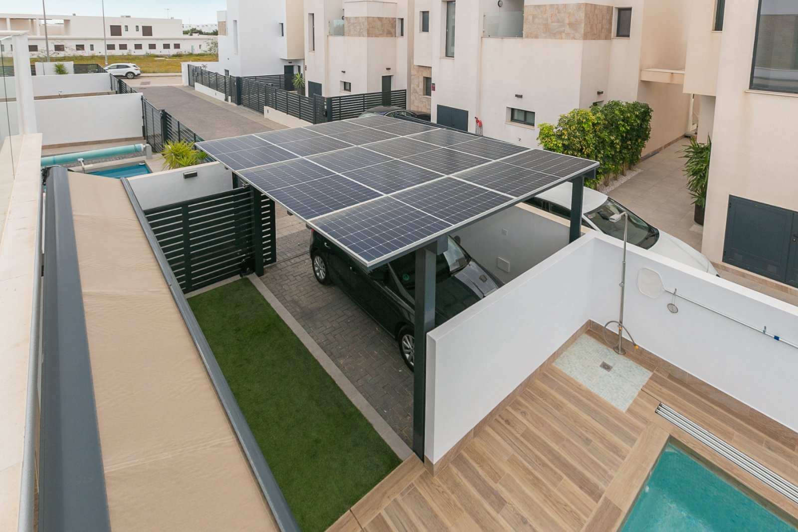 Wir präsentieren Ihnen diese exklusive freistehende Villa in La Herrada, Los Montesinos, eine der gefragtesten Wohngegenden der Costa Blanca aufgrund