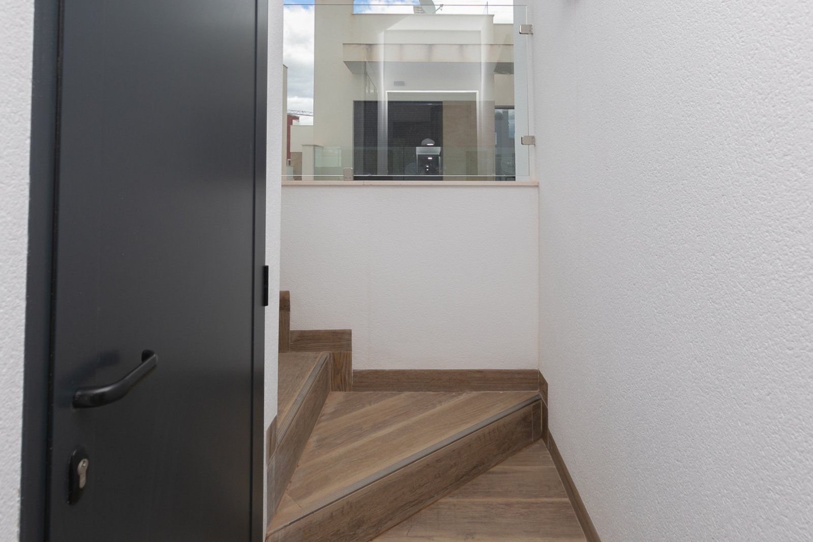 Wir präsentieren Ihnen diese exklusive freistehende Villa in La Herrada, Los Montesinos, eine der gefragtesten Wohngegenden der Costa Blanca aufgrund