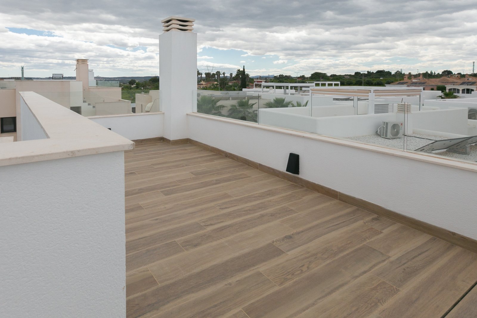 Wir präsentieren Ihnen diese exklusive freistehende Villa in La Herrada, Los Montesinos, eine der gefragtesten Wohngegenden der Costa Blanca aufgrund