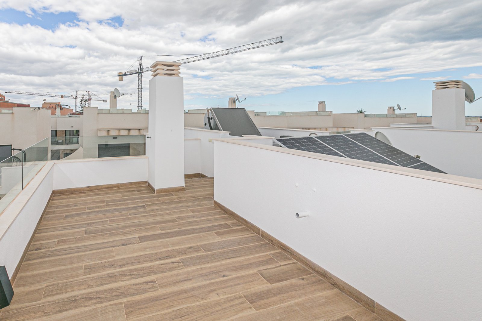 Wir präsentieren Ihnen diese exklusive freistehende Villa in La Herrada, Los Montesinos, eine der gefragtesten Wohngegenden der Costa Blanca aufgrund