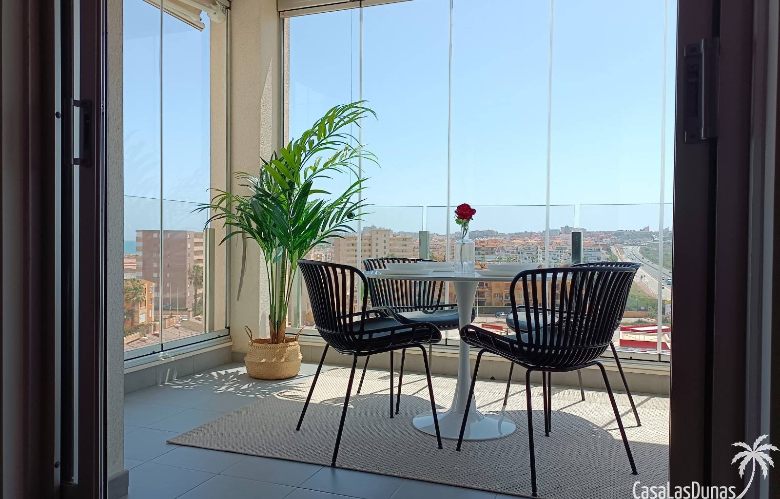  Dieses schöne, moderne Apartment befindet sich im 6. Stock, 100 Meter vom Sandstrand von Playa La Mata entfernt.
 Der nach Süden ausgerichtete Balkon 