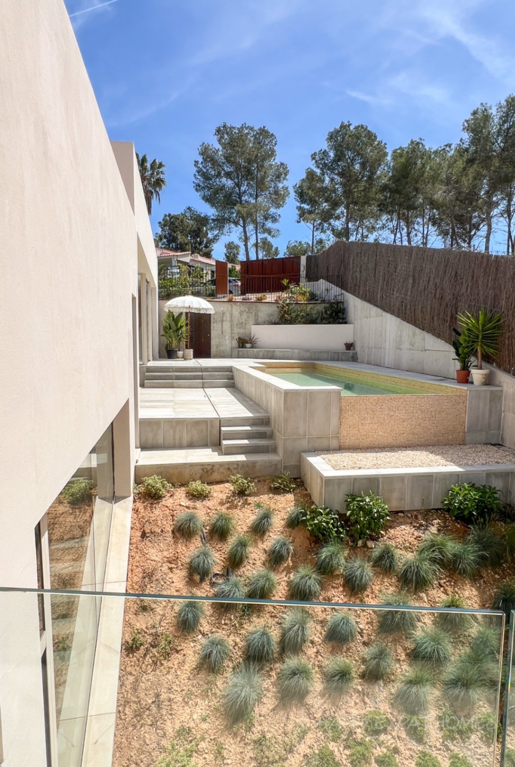 Zeitgen&ouml;ssische &Ouml;ko-Villa: Wo Natur auf modernes Design trifftMas Alba &ndash; Ein nachhaltiges Refugium 5 Minuten von Sitges entfernt\&amp;