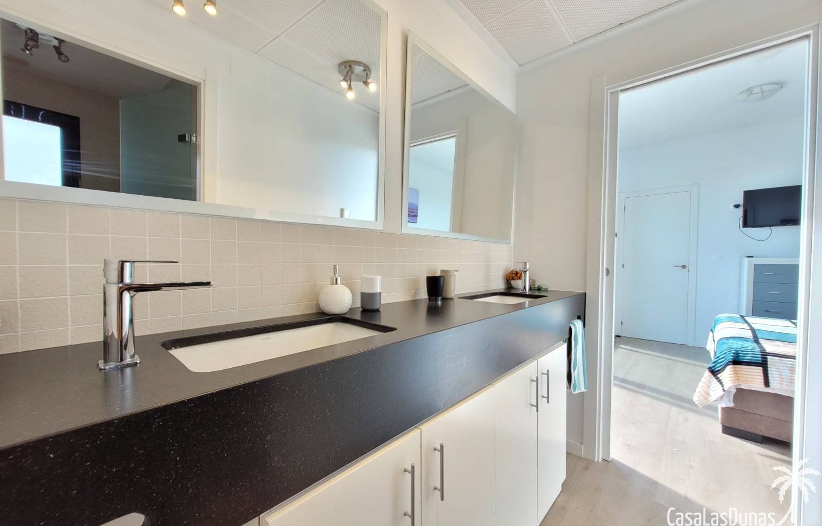 Sie wünschen sich einen unbeschwerten Urlaub? Entdecken Sie die Casa Spruit in Ciudad Quesada. Diese moderne, freistehende Villa ist komplett ausgest