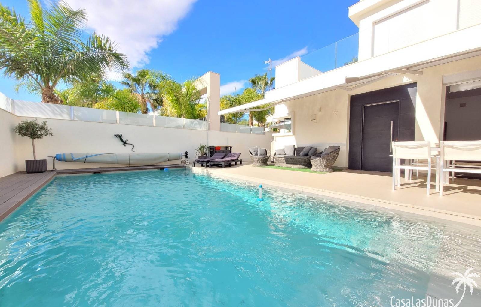 Sie wünschen sich einen unbeschwerten Urlaub? Entdecken Sie die Casa Spruit in Ciudad Quesada. Diese moderne, freistehende Villa ist komplett ausgest