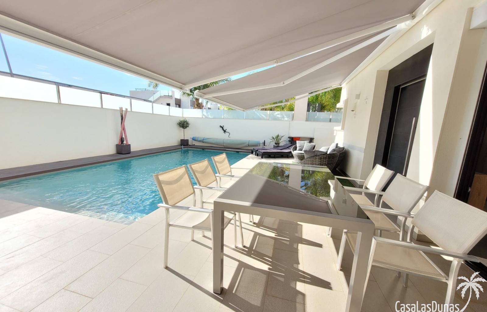 Sie wünschen sich einen unbeschwerten Urlaub? Entdecken Sie die Casa Spruit in Ciudad Quesada. Diese moderne, freistehende Villa ist komplett ausgest