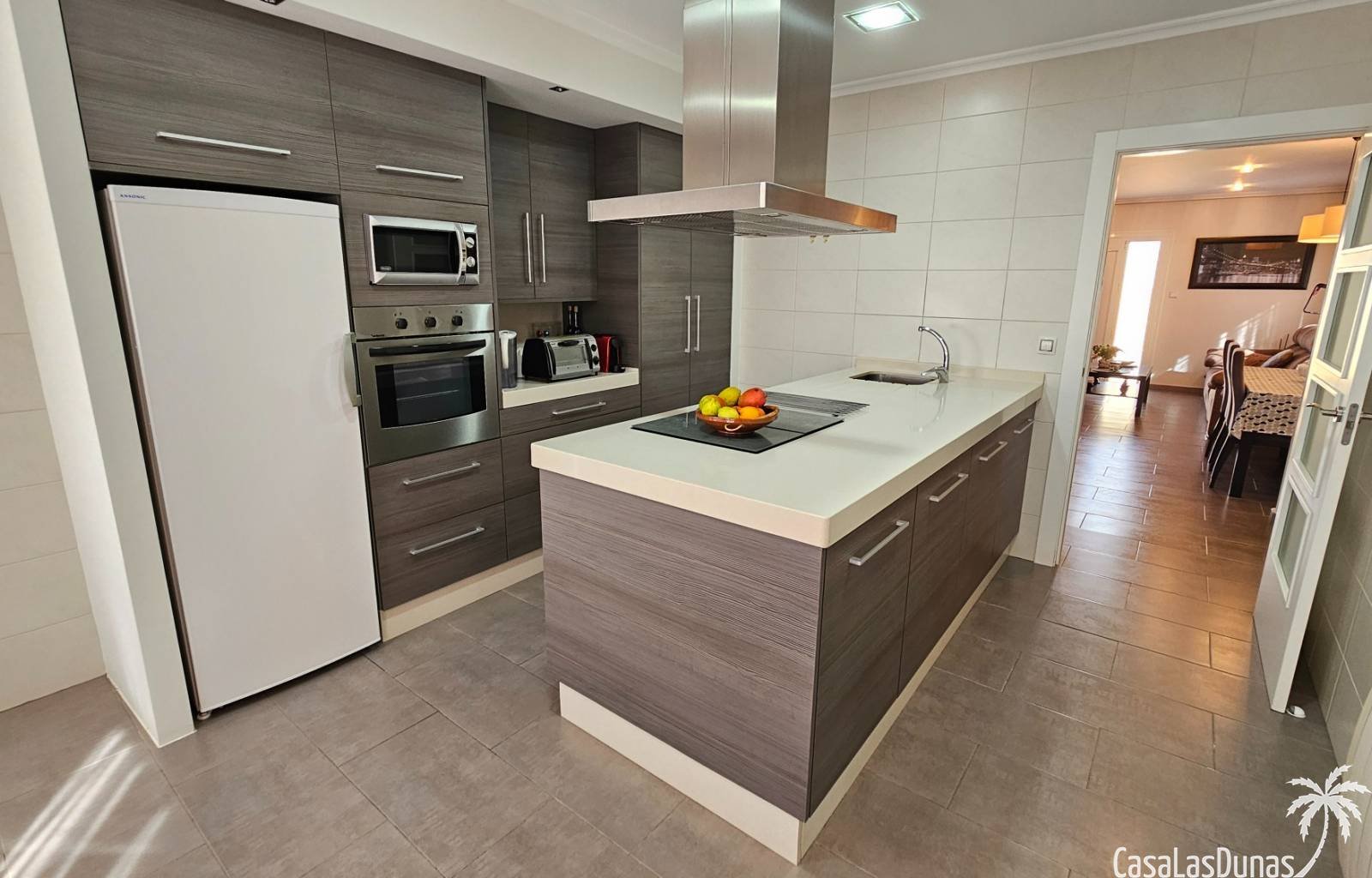  Diese freistehende Villa in exzellentem Zustand befindet sich im Wohngebiet La Marina. Das Anwesen liegt auf einem 316 m² großen Grundstück und biete