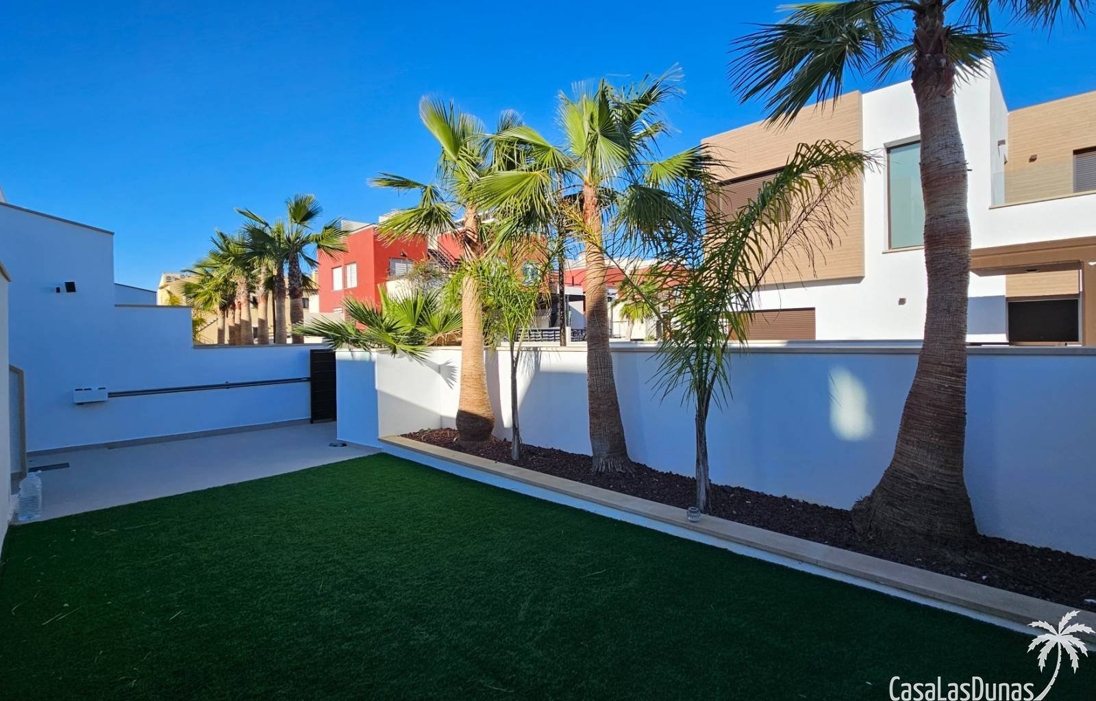 Nur einen Steinwurf vom renommierten Golfplatz La Finca entfernt präsentieren wir Ihnen diese außergewöhnlich geräumige und moderne Villa, in der Kom