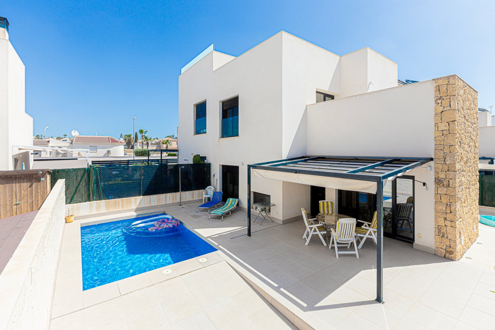 Wir freuen uns, diese beeindruckende Villa in der prestigeträchtigen Urbanisation Doña Pepa in Ciudad Quesada, Rojales, anbieten zu können. Mit einem