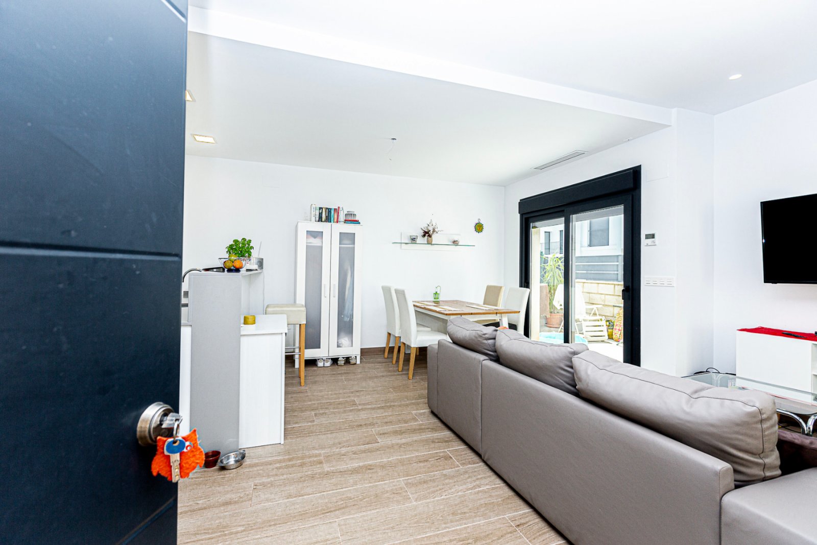 Wir freuen uns, diese beeindruckende Villa in der prestigeträchtigen Urbanisation Doña Pepa in Ciudad Quesada, Rojales, anbieten zu können. Mit einem
